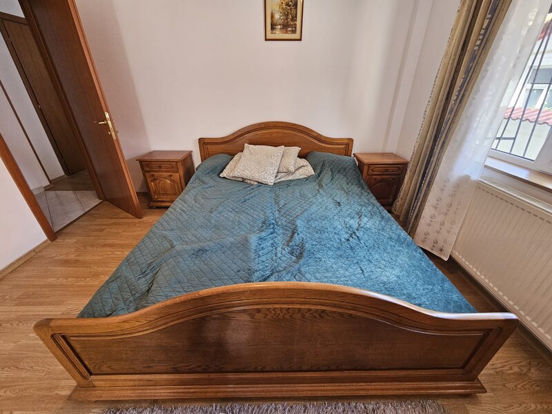 Pat din lemn masiv elegant cu doua noptiere.