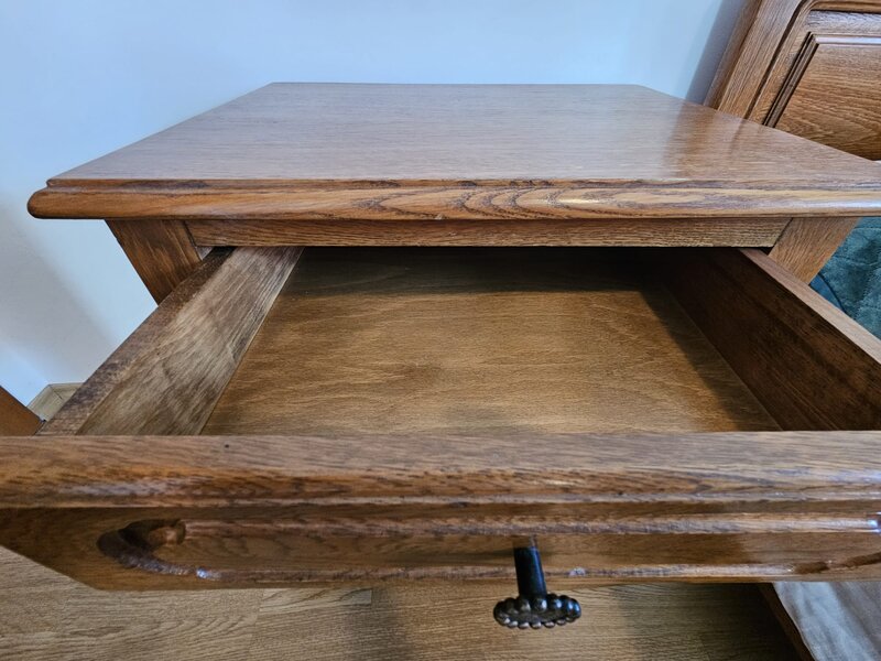 Pat din lemn masiv elegant cu doua noptiere.