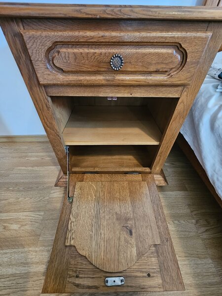 Pat din lemn masiv elegant cu doua noptiere.