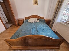 Pat din lemn masiv elegant cu doua noptiere